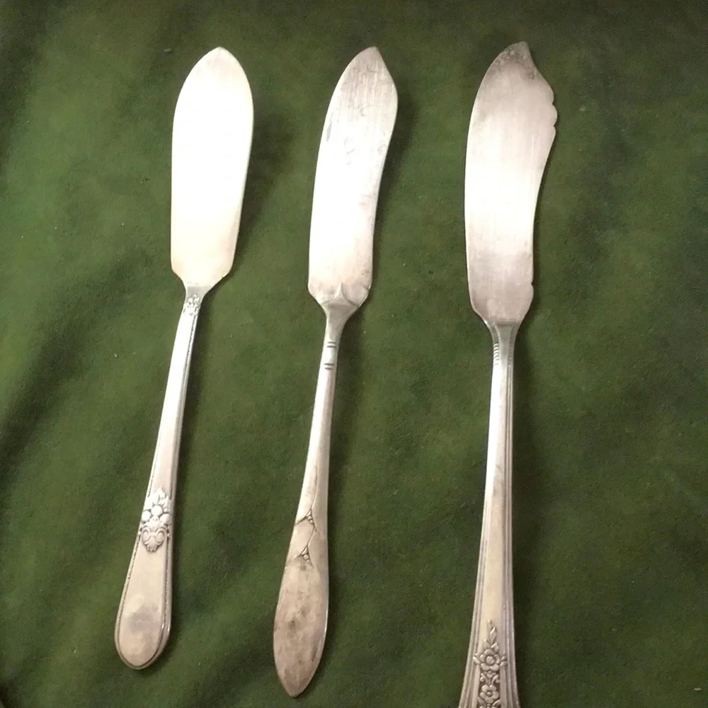 3 Silverplate vintage butter knives